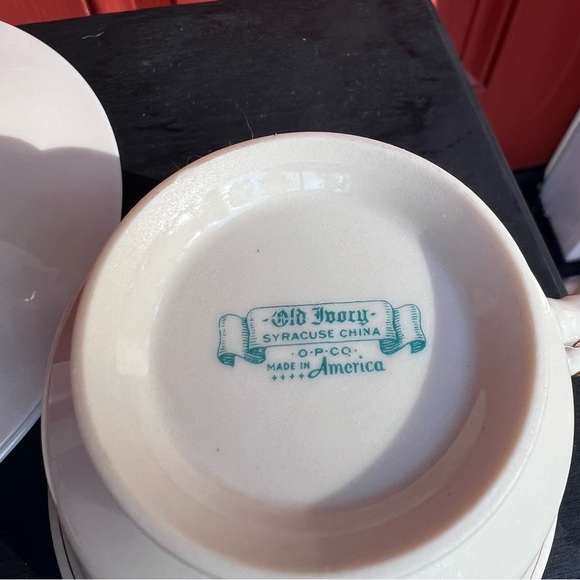 A Pair of Old Ivory Teacups With Saucers and Bread Plates - Picture 7 of 8